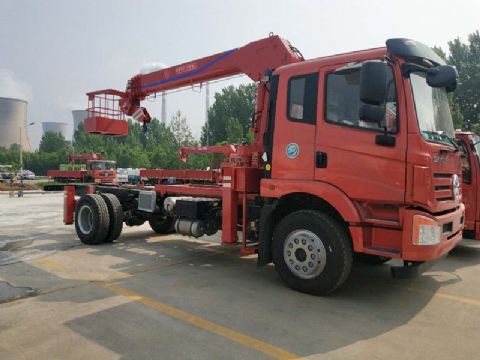 點擊查看詳細(xì)信息<br>標(biāo)題：6.3噸大運(yùn)隨車吊 閱讀次數(shù)：1566